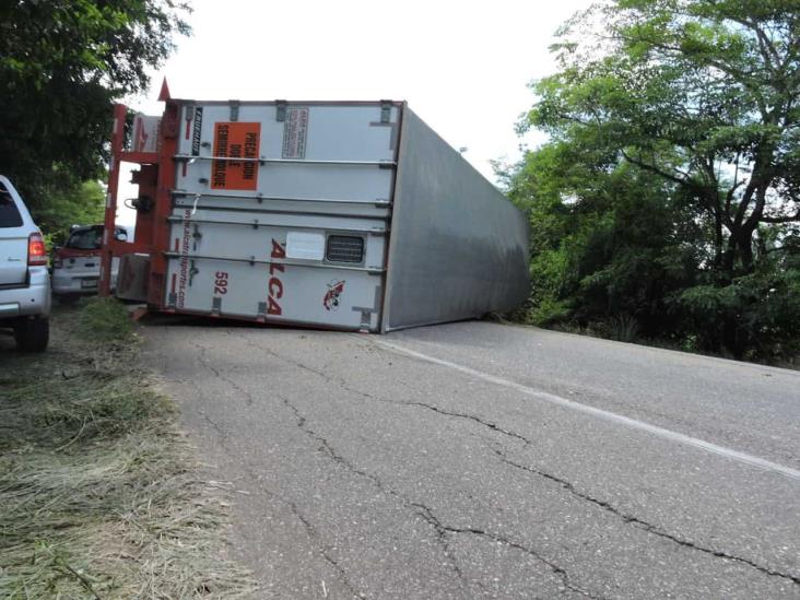 Vuelca Segundo Remolque De Tracto Cami N Sobre La Carretera Federal A