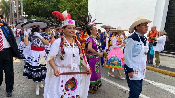 Realizan Desfile De Trajes T Picos De M Xico En El Centro De Veracruz