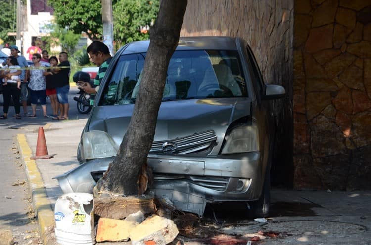 Video Conductora Pierde El Control De Su Auto Y Atropella A Una