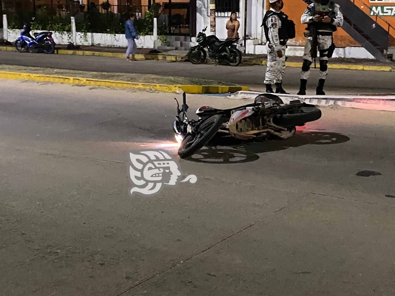 Motociclista arrolla a peatón derrapa y muere en Minatitlán