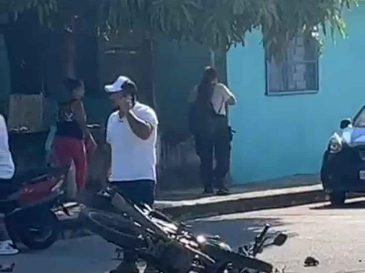 Motociclista se impacta contra vehículo en Cardel