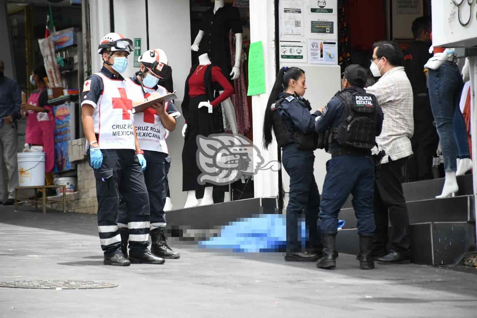 Video Fallece hombre de la tercera edad en céntrica calle de Xalapa