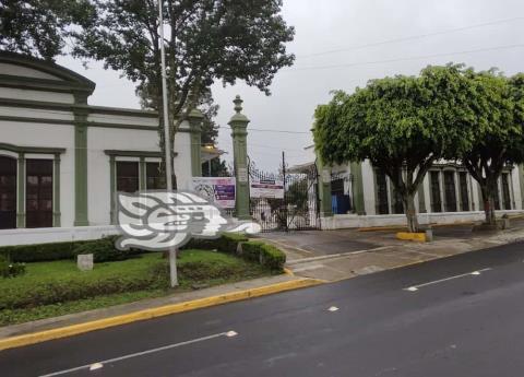 Accidentalmente adulto mayor cae a una fosa en panteón de Xalapa