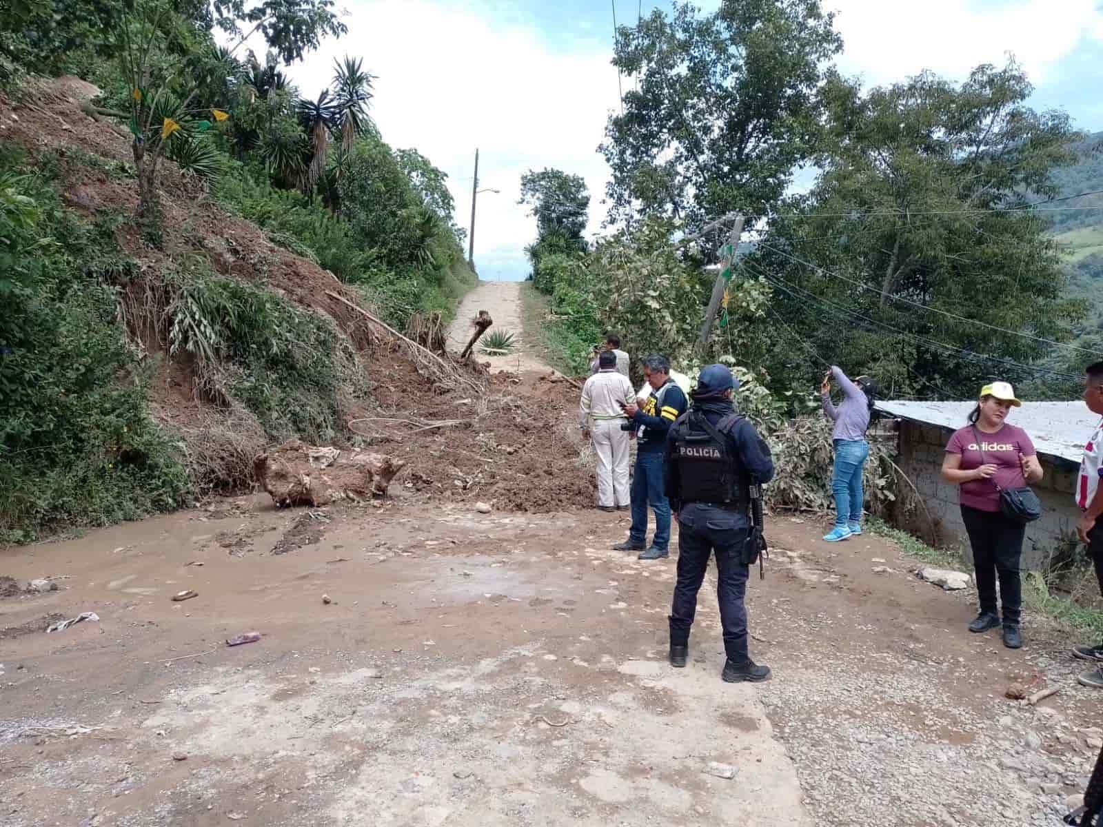 Evacuan A 20 Familias Por Deslizamiento En Rosa Blanca Atzacan Video