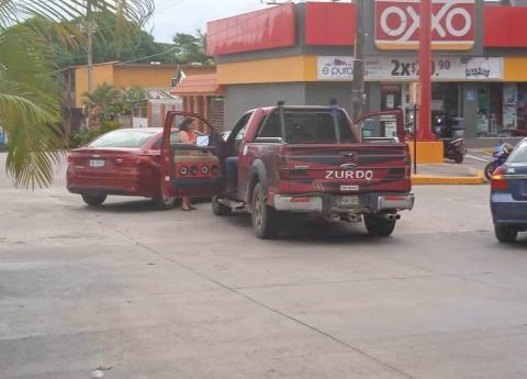 Automóvil se impacta contra camioneta en calles de Tierra Blanca