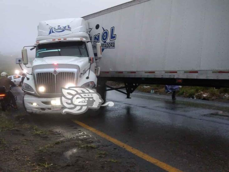 Choque entre camionetas deja cierre de circulación en la Puebla Orizaba