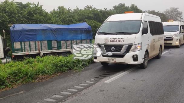 Vuelca Tracto Que Transportaba Migrantes En Acayucan Un Detenido