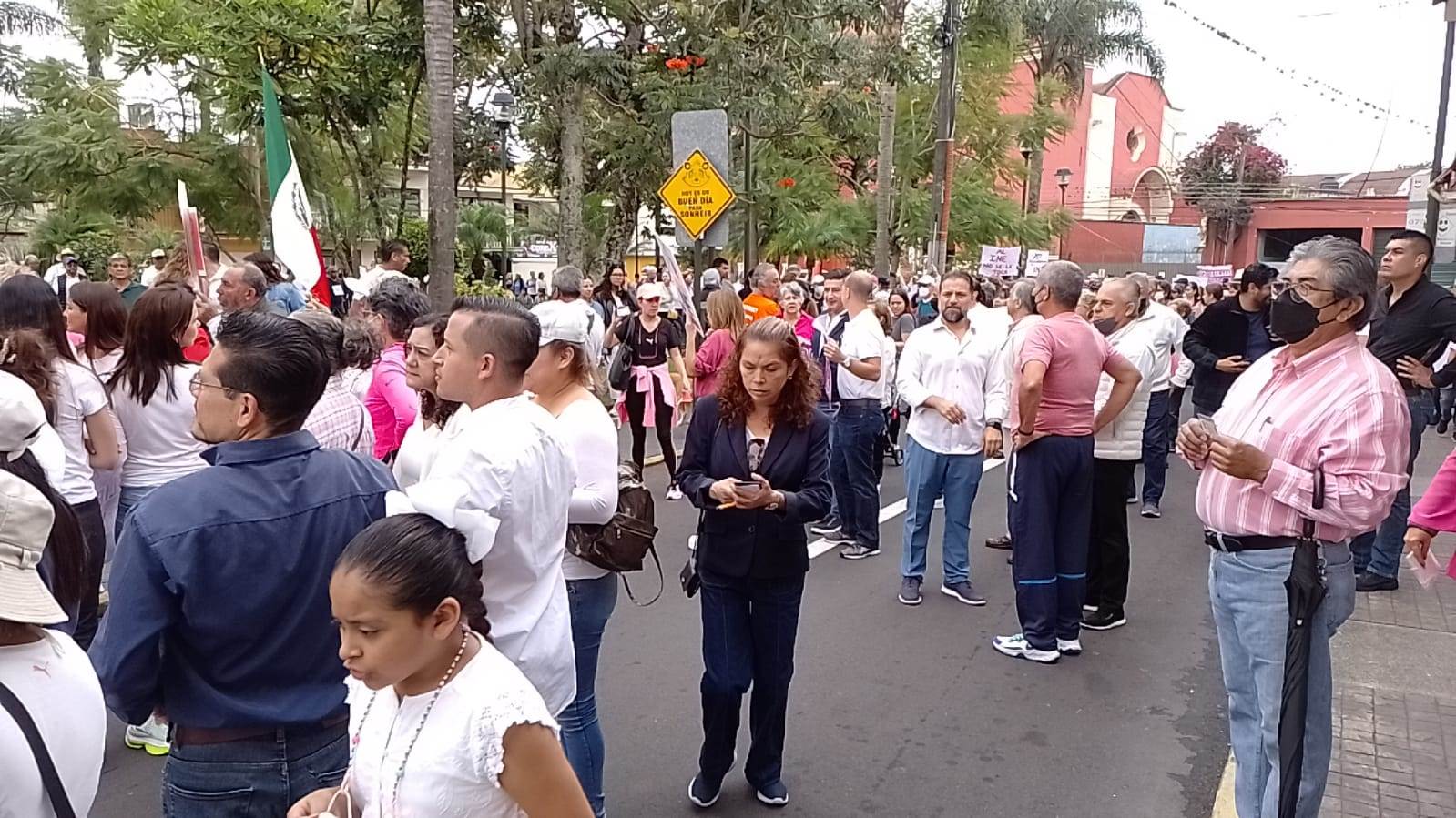 En Orizaba y Córdoba marchan en defensa del INE