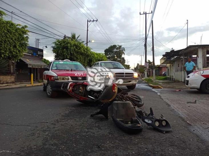 Chocan taxi y motocicleta en Ixtaczoquitlán