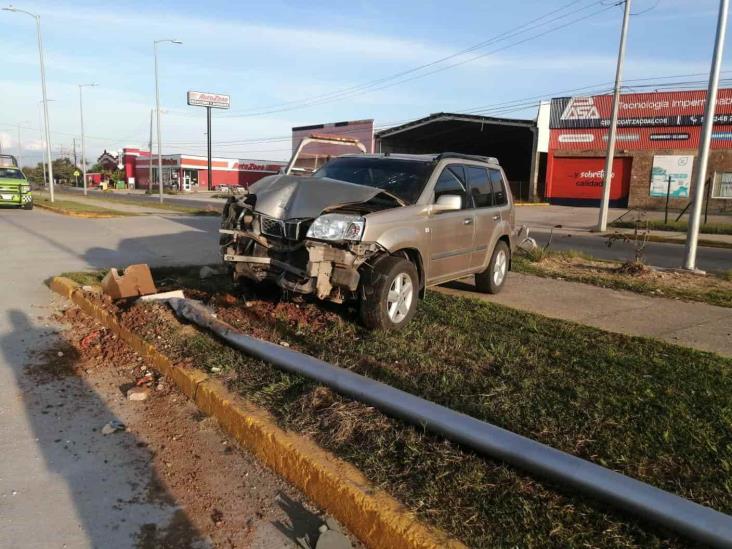 Choca Y Derriba Poste De Alumbrado En Coatzacoalcos