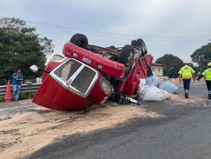 Vuelca tráiler de doble remolque en carretera Coatza Mina