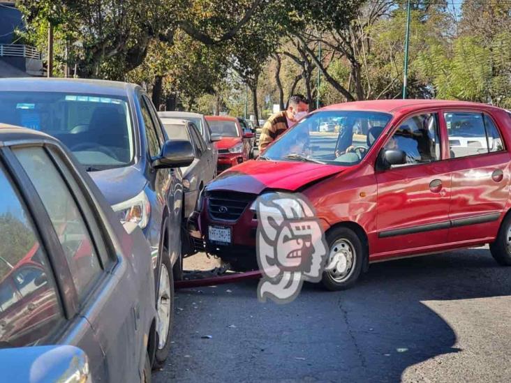 Conductora Pierde Control De Auto Y Choca En Xalapa