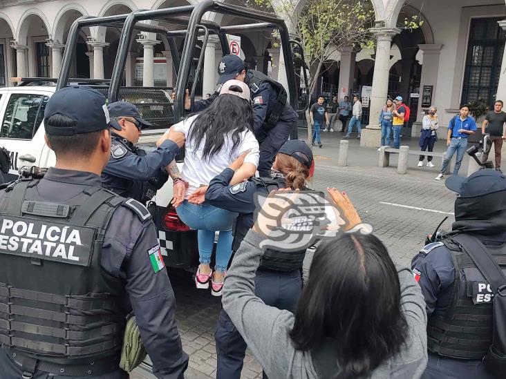 Arrestan A Jovencita Por Presunto Robo De Tarjeta En Parque De Xalapa