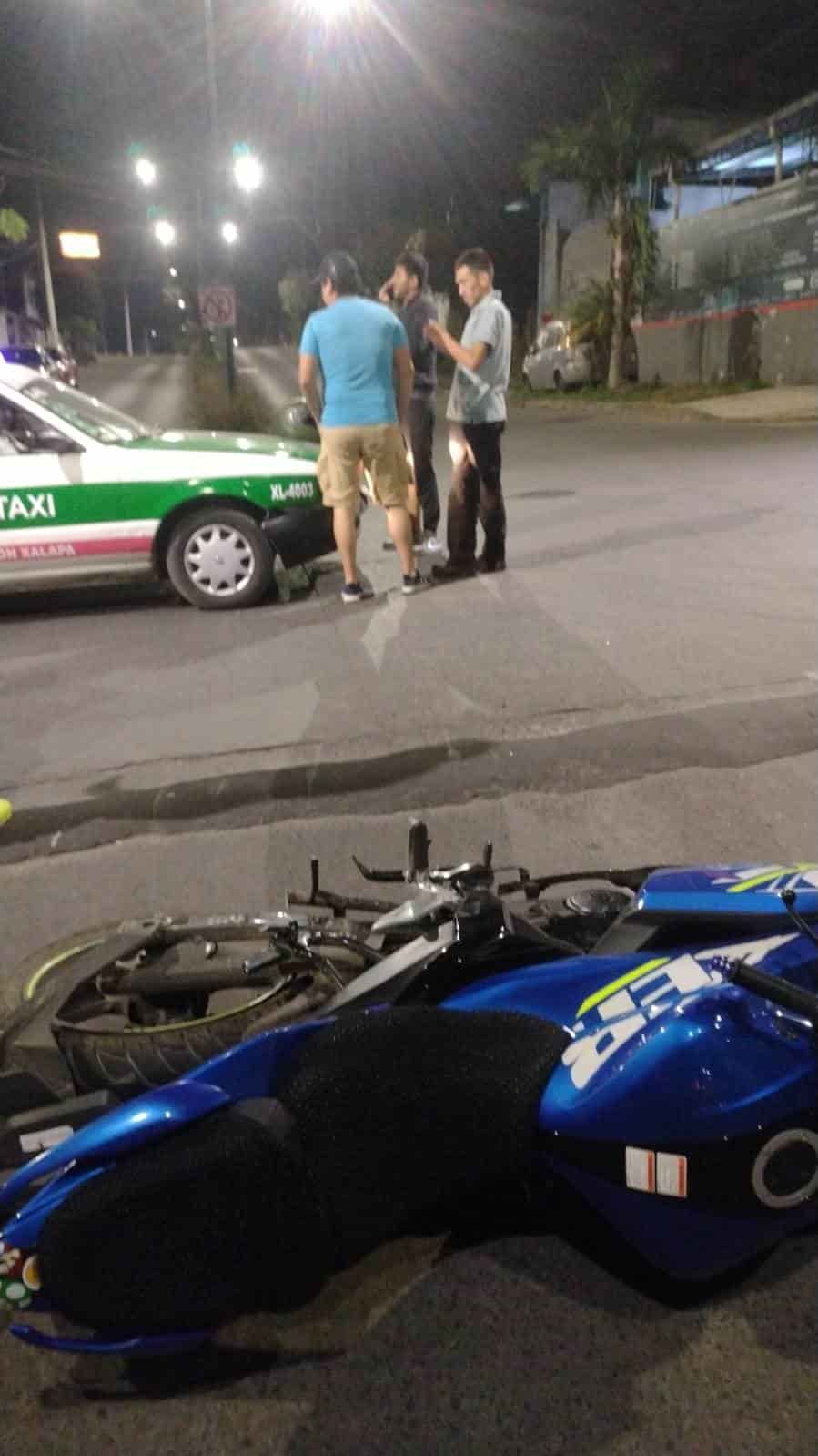 Motocicleta Y Taxi Chocan En Crucero De Xalapa