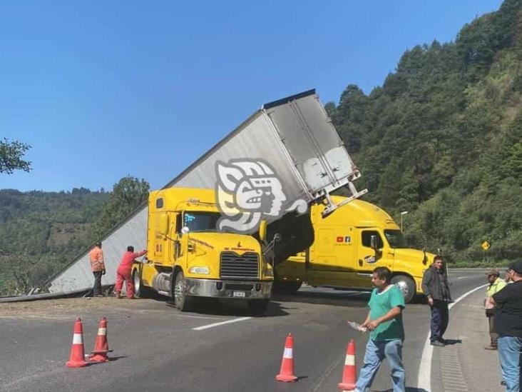 Tráiler cae a barranco en las Cumbres de Maltrata Video