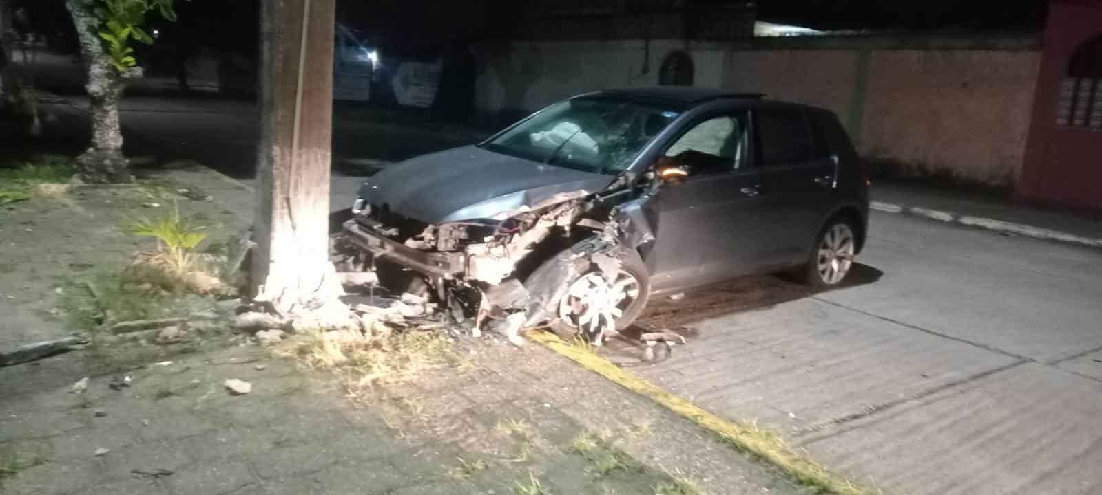 Abandona su automóvil tras chocarlo contra poste en Coatzacoalcos