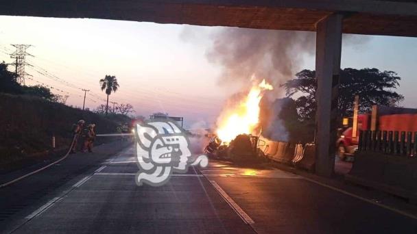 Arde tráiler en la Córdoba Veracruz tras sufrir accidente