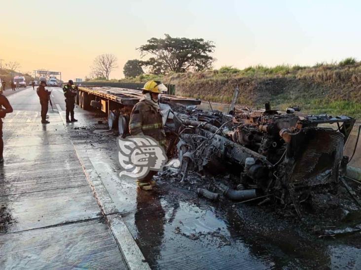 Arde Tr Iler En La C Rdoba Veracruz Tras Sufrir Accidente