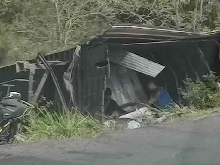 Vuelca tráiler cargado con leche en carretera de Veracruz