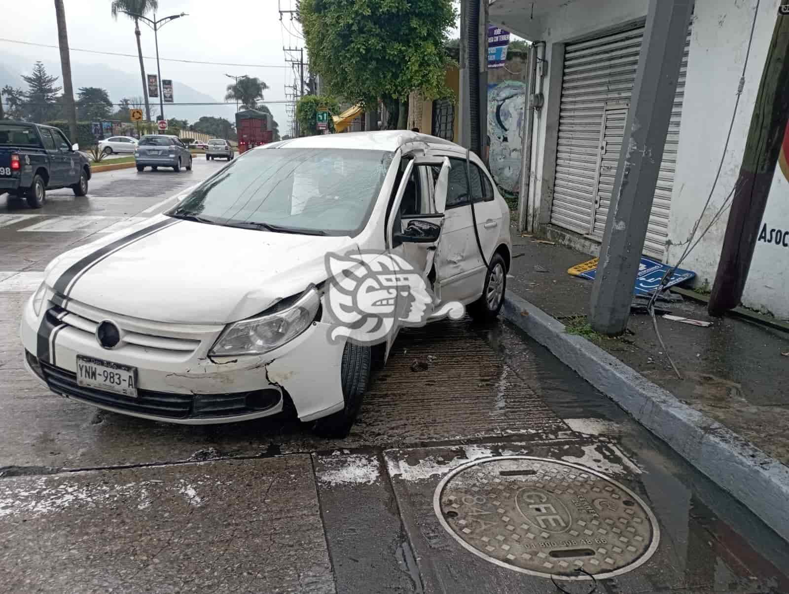 Conductor Pierde El Control Y Derriba Poste En Orizaba