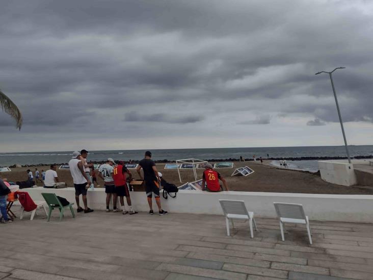 Pese A Cielo Nublado Y Ligera Brisa Familias Disfrutan De Las Playas