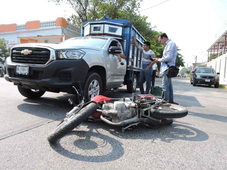 Motociclista Herido Al Estrellarse Contra Camioneta En Tierra Blanca