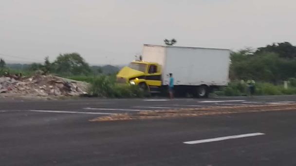 Conductor pierde control de tractocamión y se estrella contra poste