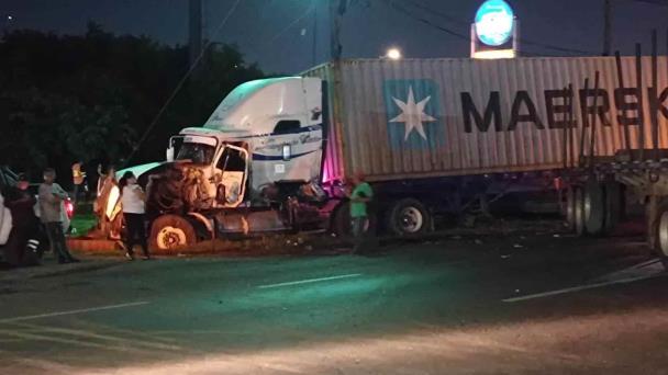 Tr Iler Se Impacta Contra Plana De Otro En Carretera Veracruz Xalapa