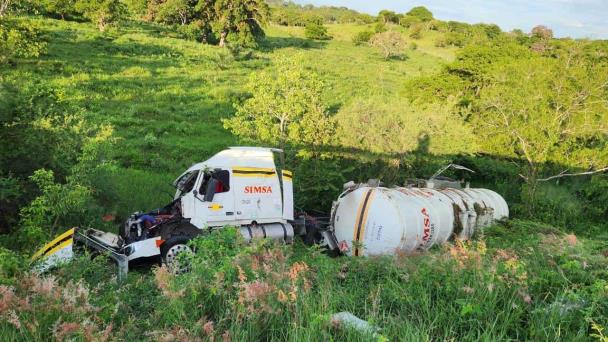 Vuelca Pipa Cargada Con Gasolina Sobre Carretera En Tramo Entre Poza