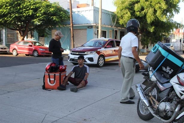 Motociclista derrapa al chocar con automóvil en calles de Veracruz VIDEO