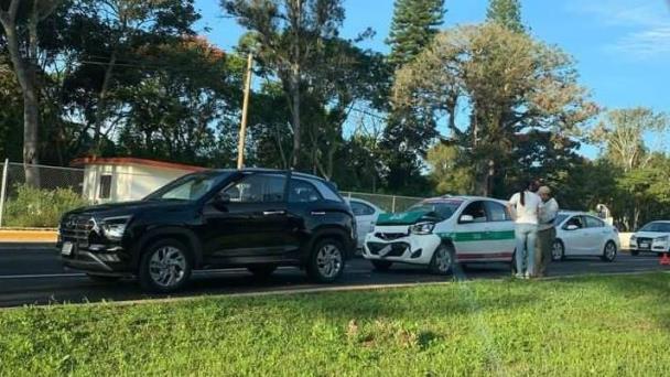 Se Registra Choque Entre Taxi Y Camioneta En Avenida De Xalapa