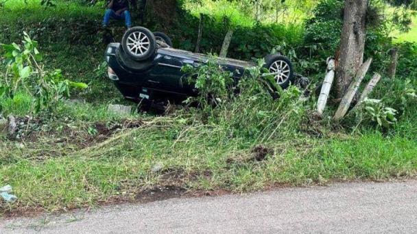 Aparatosa Volcadura En Carretera De Naolinco