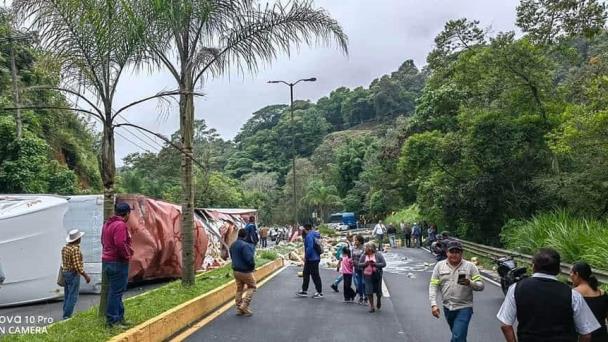 Cerrado Bulevar Xalapa Coatepec Por Volcadura De Tr Iler Con Leche En