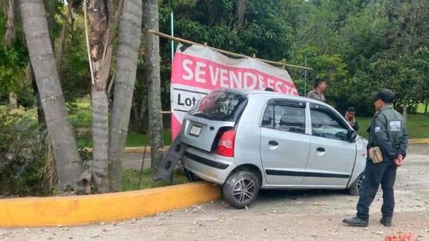 Auto Derrapa Y Choca Contra Poste En Avenida L Zaro C Rdenas En Xalapa