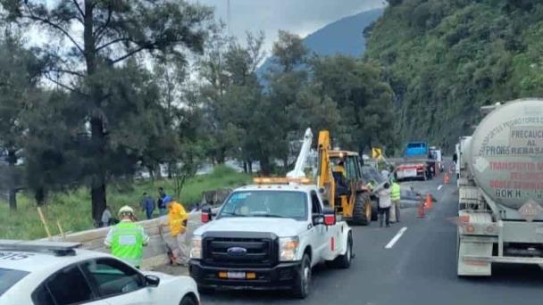 Tr Iler No Aguanta Peso Y Tira Carga Sobre La Autopista Puebla Orizaba