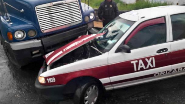 Choque entre taxi y camión Torton deja daños considerables en Orizaba