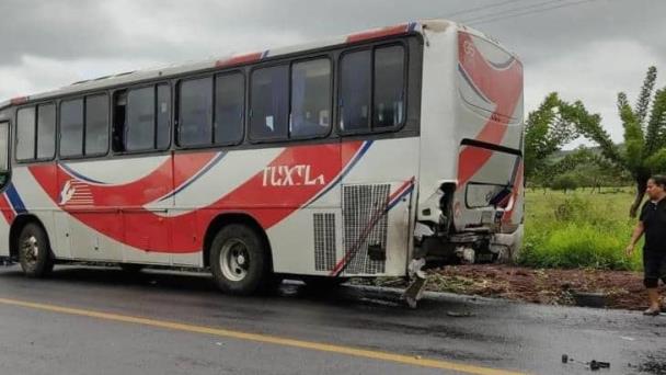 Patrulla choca contra autobús de pasajeros en Ángel R Cabada hay