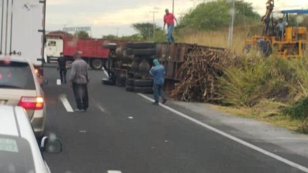 Vuelca camión cargado de caña en Puente Nacional