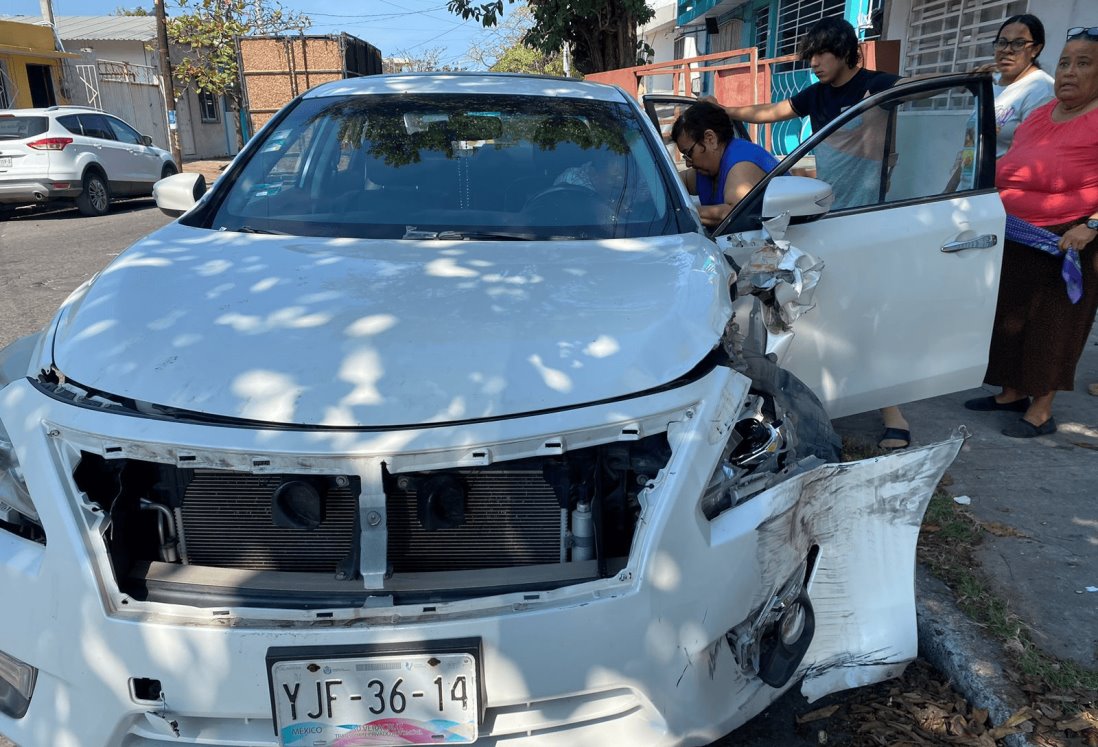 Hombre De A Os Pierde El Control Y Se Impacta Contra Coches