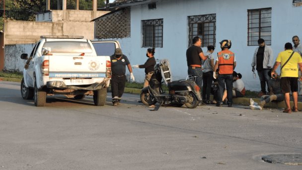 Aparatoso Accidente En Moto Deja J Venes Heridos