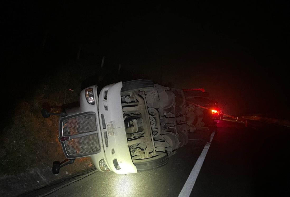 Vuelca tráiler en la carretera Veracruz Cardel se durmió el conductor