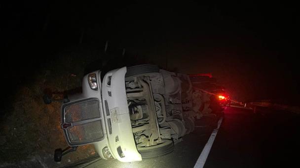 Vuelca tráiler en la carretera Veracruz Cardel se durmió el conductor