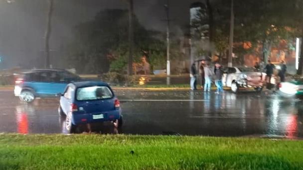 Fuerte choque deja cuatro lesionados en la avenida Lázaro Cárdenas de