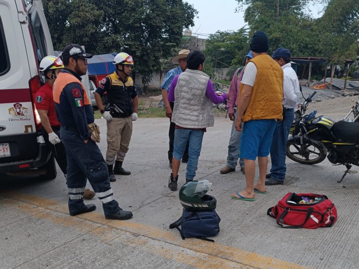 Dos Lesionados Tras Choque De Motocicletas En Carretera De Tierra Blanca