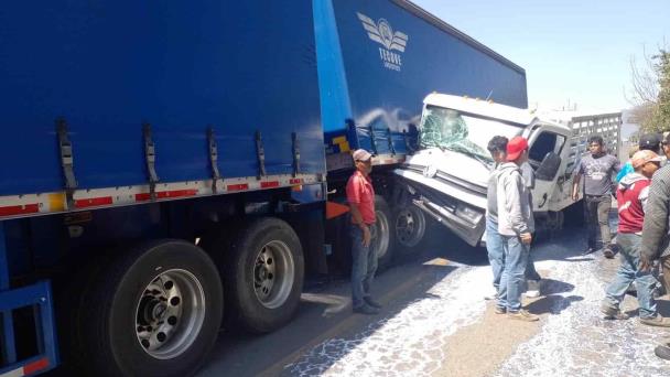 Camioneta Se Incrusta En La Caja De Un Tr Iler En La Carretera Fort N