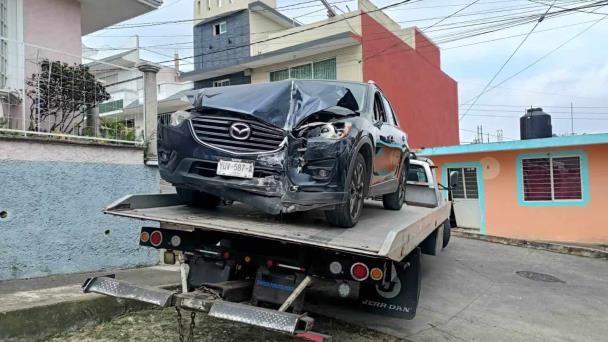 Xalapa Por Mala Maniobra Casi Termina Dentro De La Casa De Su Vecino