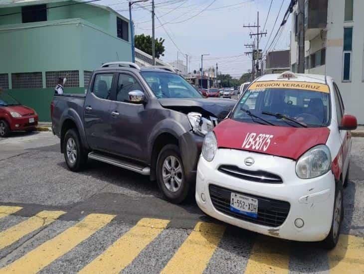 Taxi Y Camioneta Chocan En Calles De Boca Del R O