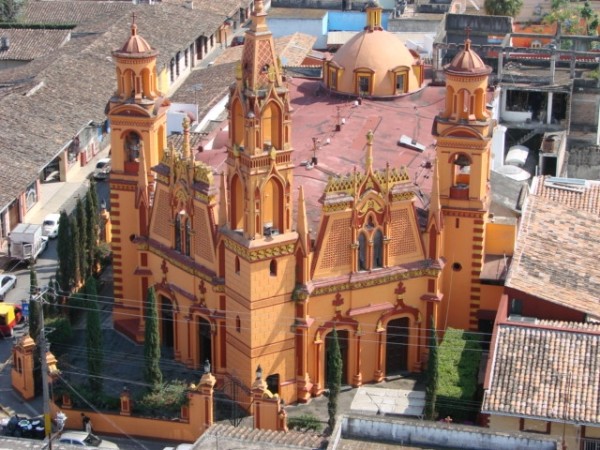 Instalan monumental catrina en centro de Coatepec; representa a cortadora de café