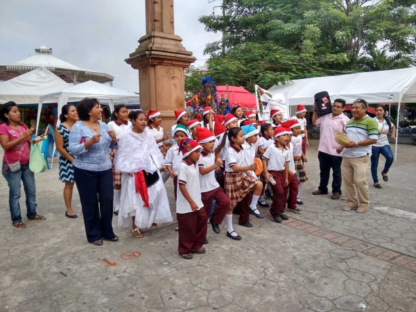 Con villancicos jovencitos recaudan fondos en Mina  Imagen Del Golfo