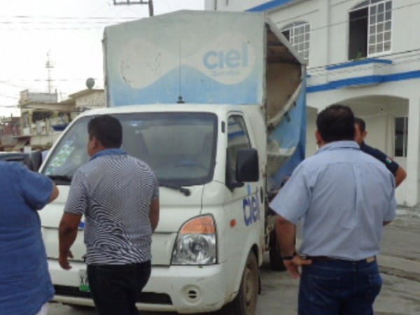 Balean a carro repartidor de agua en Tres Valles